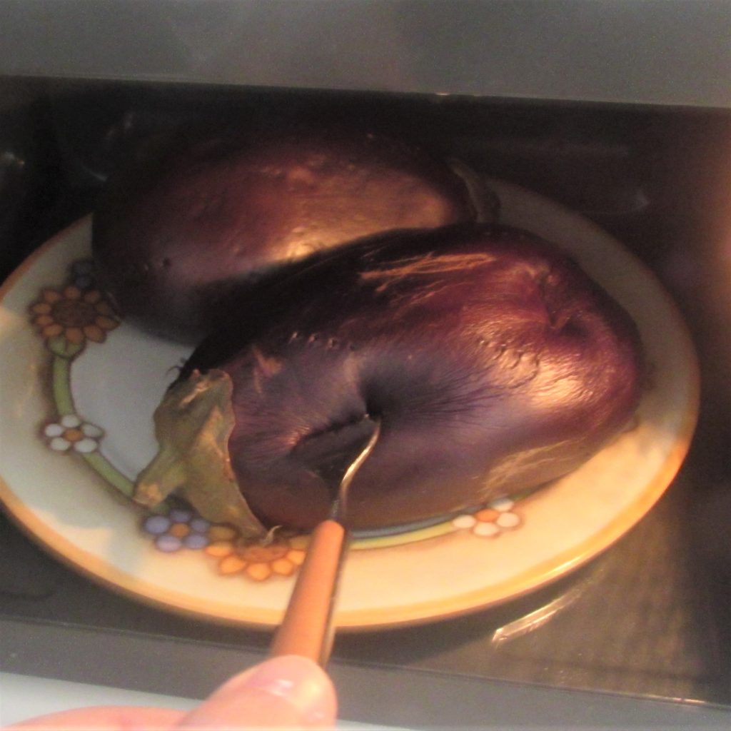 como cozinhar berinjelas no micro-ondas inteiras e com casca para almôndegas e molhos o chicco di mais 2 verificar o cozimento