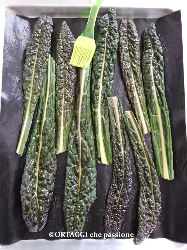 pincelar as folhas com óleo aromatizado