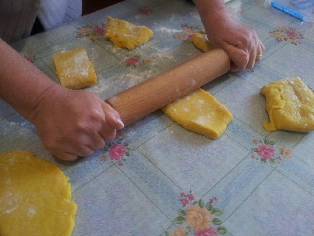 Massa das chiacchiere estendida com o rolo