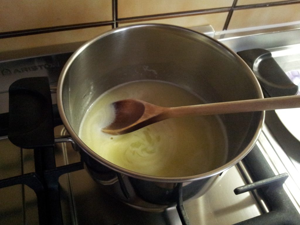 Panela com água, sal e manteiga