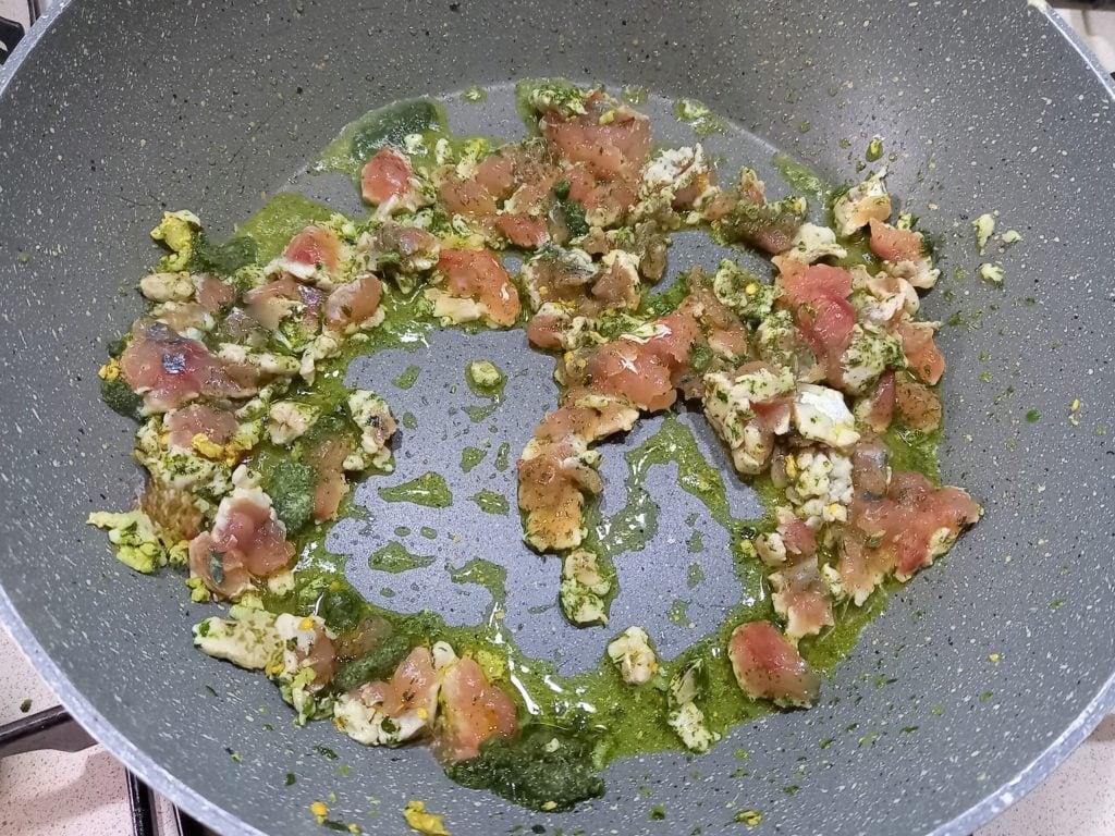 Espaguete com peixe-espada, funcho e romã