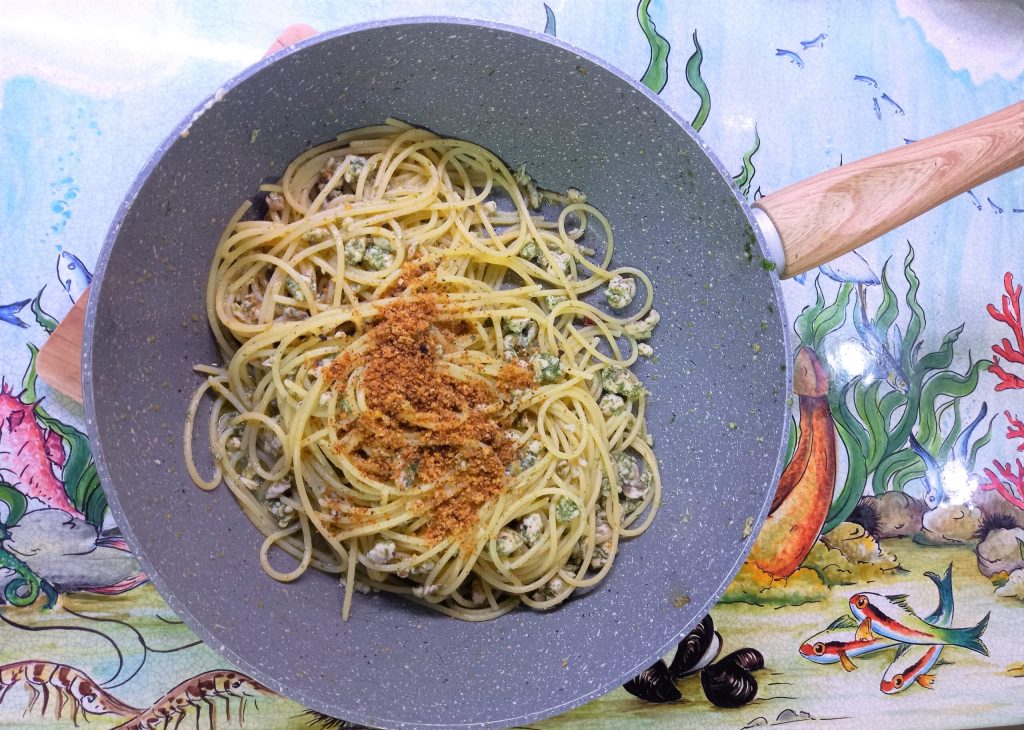 Espaguete com peixe-espada, funcho e romã