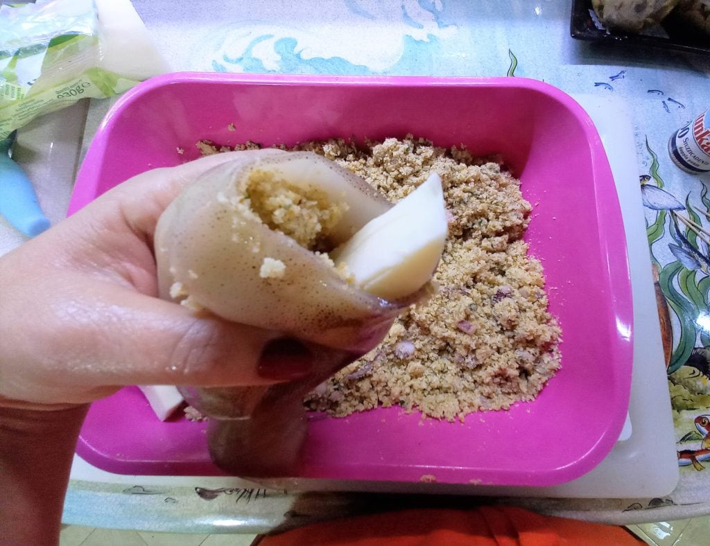 Lulas recheadas na frigideira com tomatinhos