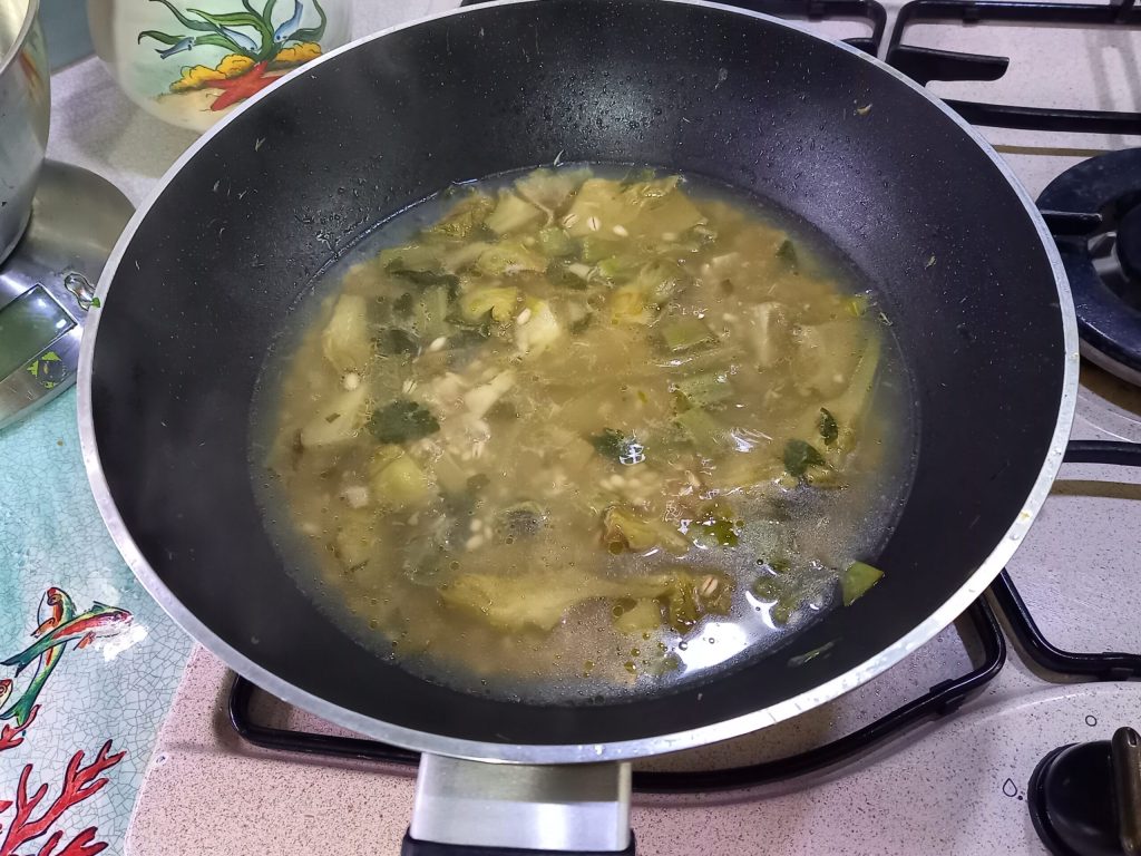 Torta salgada de massa folhada com alcachofras