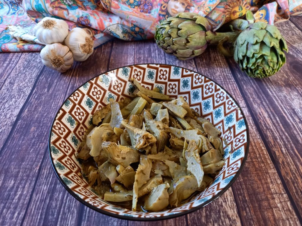 Torta salgada de massa folhada com alcachofras