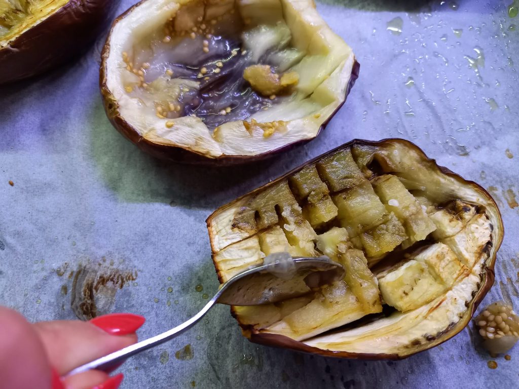 Barquinhos de berinjela com macarrão à Norma