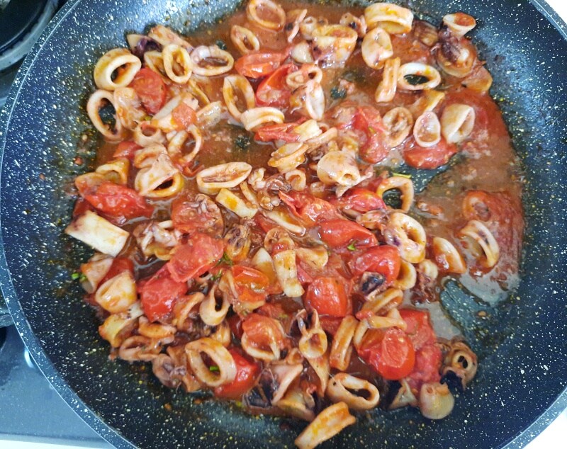 Pasta calamarata com lulas e tomatinhos