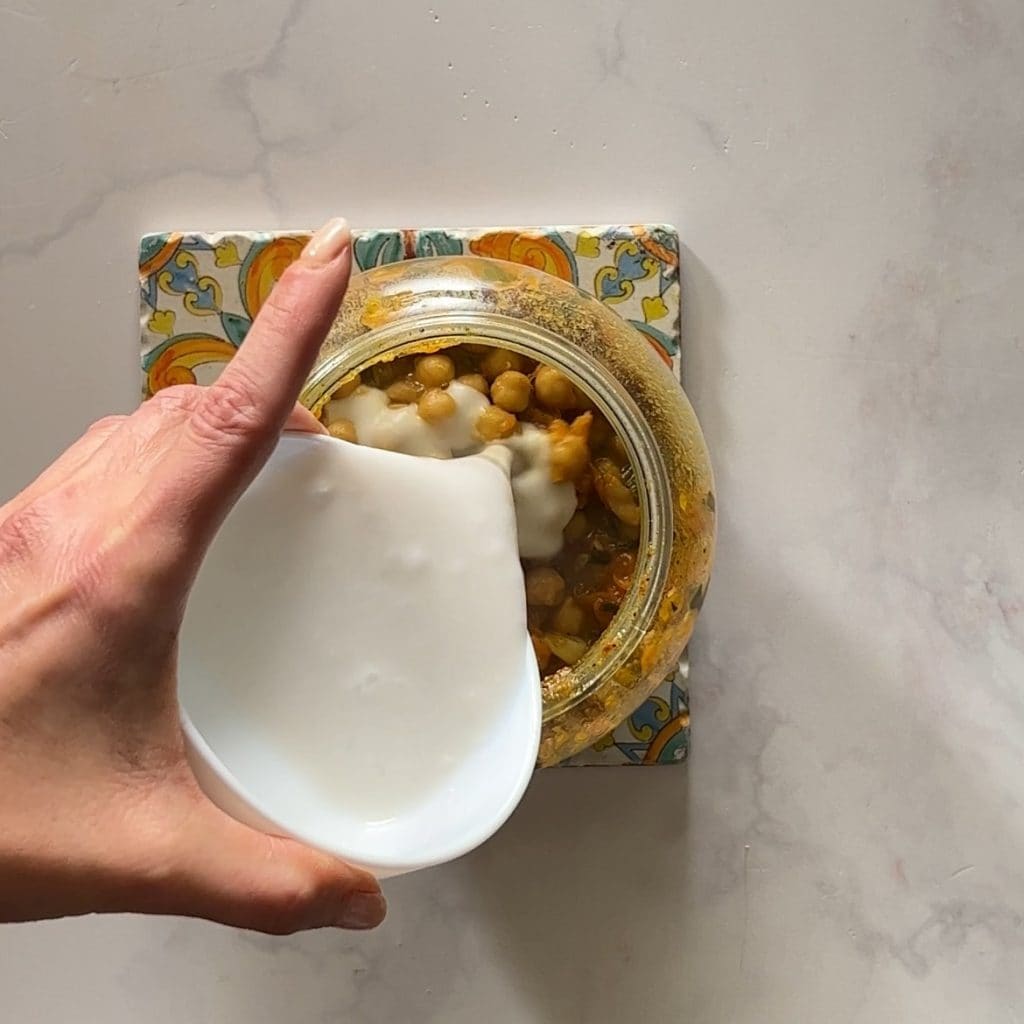 Grão-de-bico, abóbora e leite de coco cozidos em pote no micro-ondas