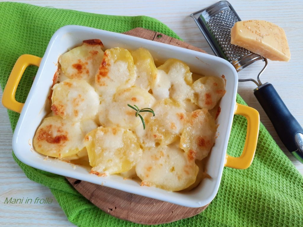 Batatas gratinadas no forno com queijo derretido