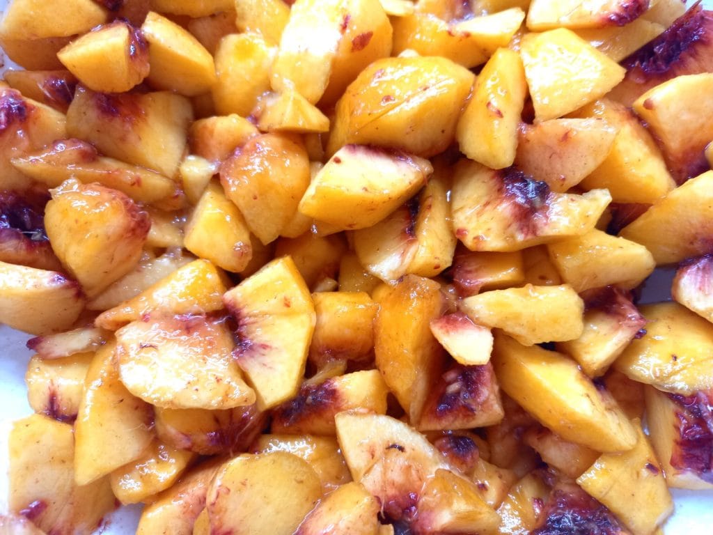 Para um efeito ainda mais saboroso, você pode adicionar 100 ml de creme de leite à mistura de iogurte. · Você pode preparar todos os ingredientes e mantê-los na geladeira bem tampados por até um dia. Você comporá os copinhos apenas no momento de servir.