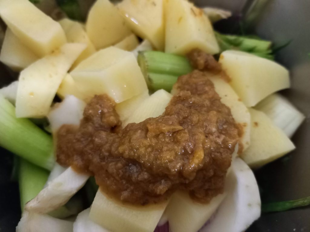 Sopa cremosa de curry com restos de erva-doce