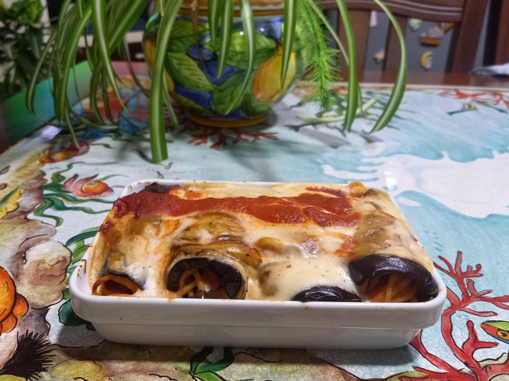 Sanduíches de berinjela com espaguete