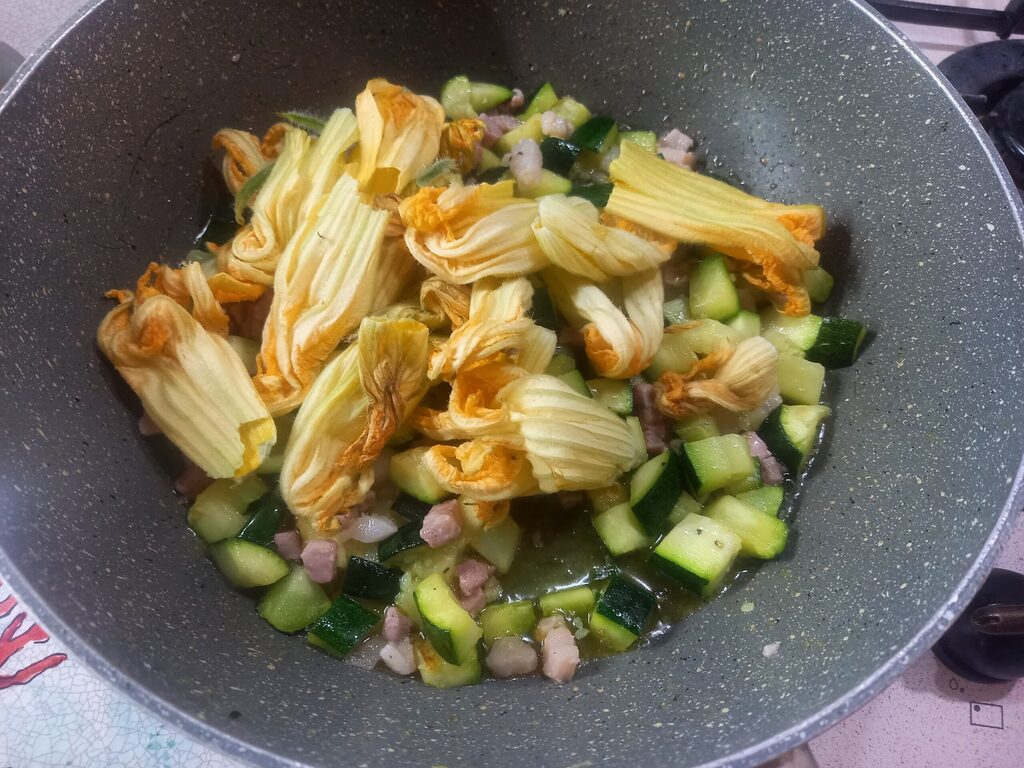 Fritada de abobrinha, flores e bacon