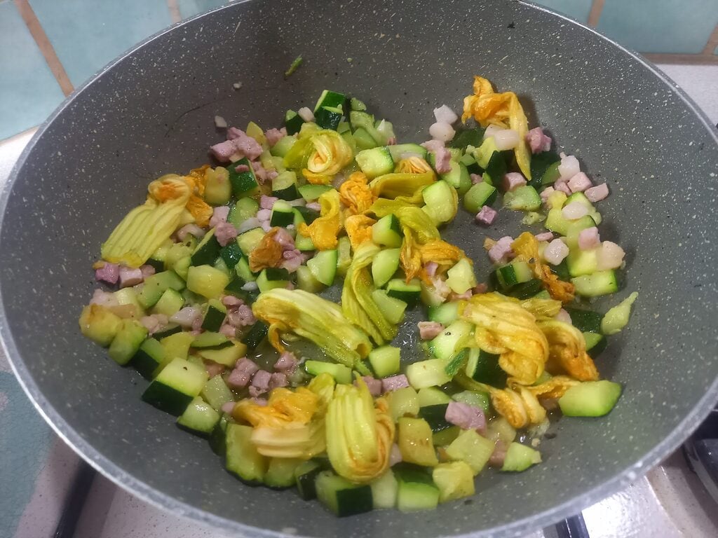 Fritada de abobrinha, flores e bacon