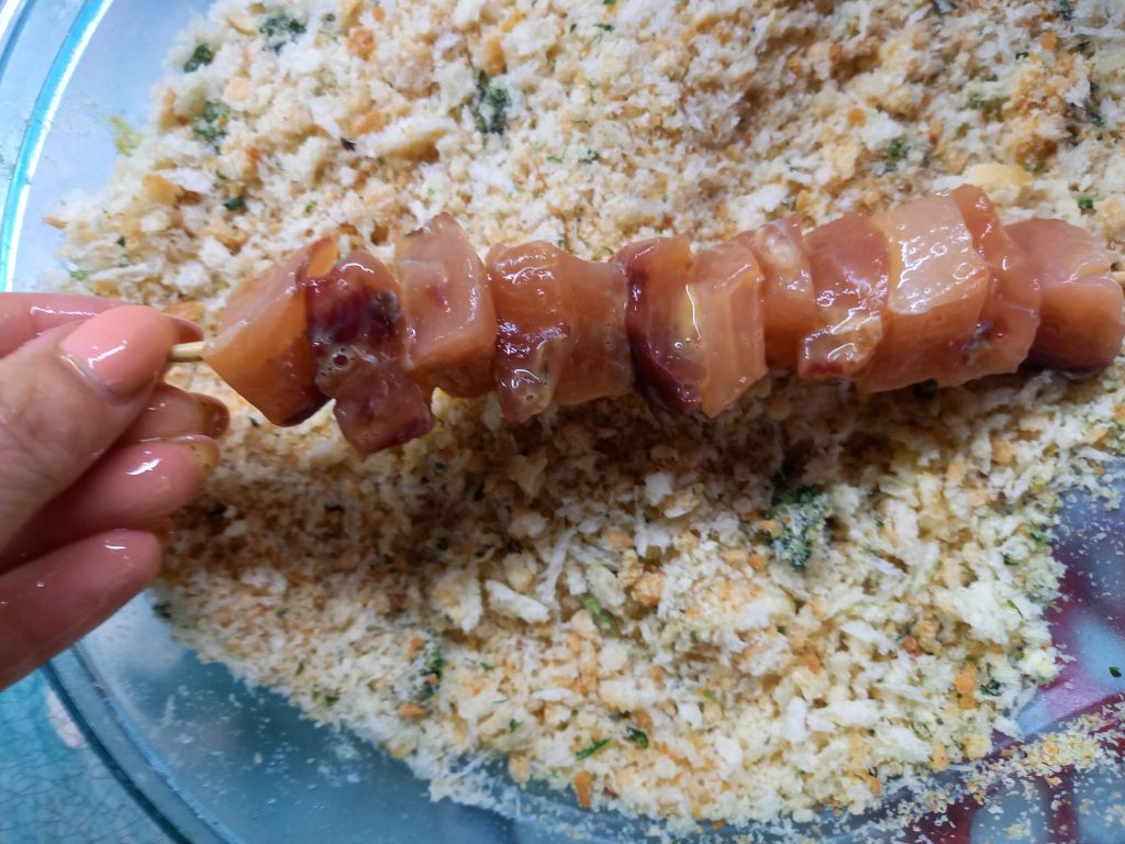 Espetinhos de salmão empanados