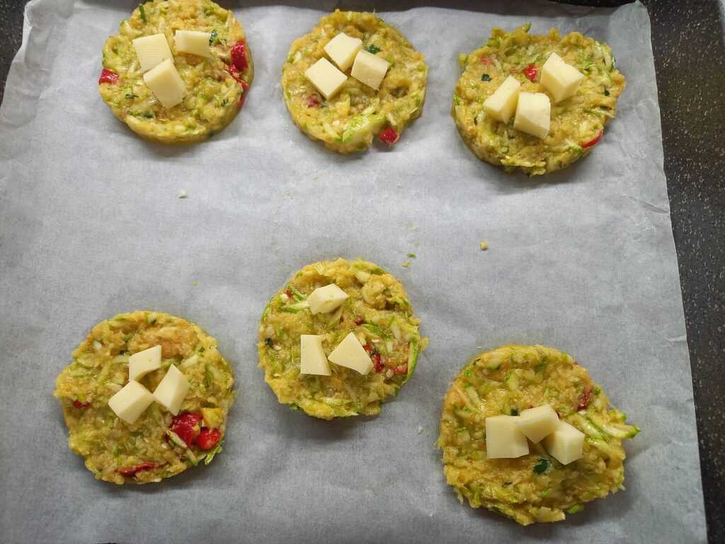 Os hambúrgueres de abobrinha e pimentão vermelho