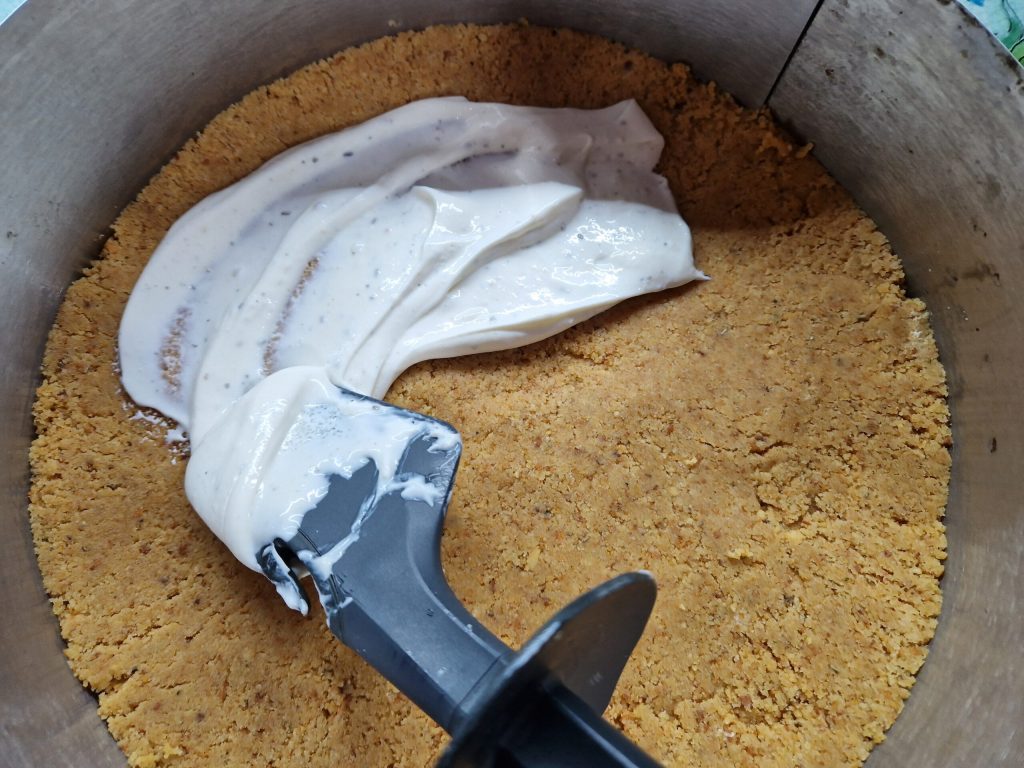 O cheesecake salgado de atum e vegetais