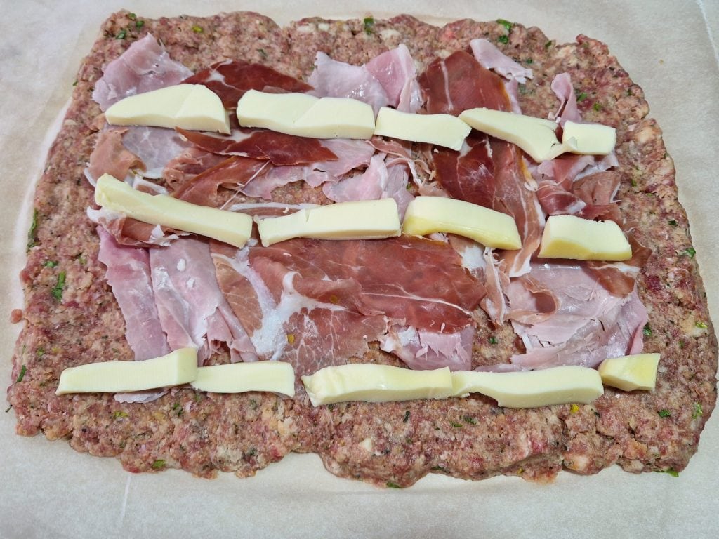 O rocambole ao molho com batatas