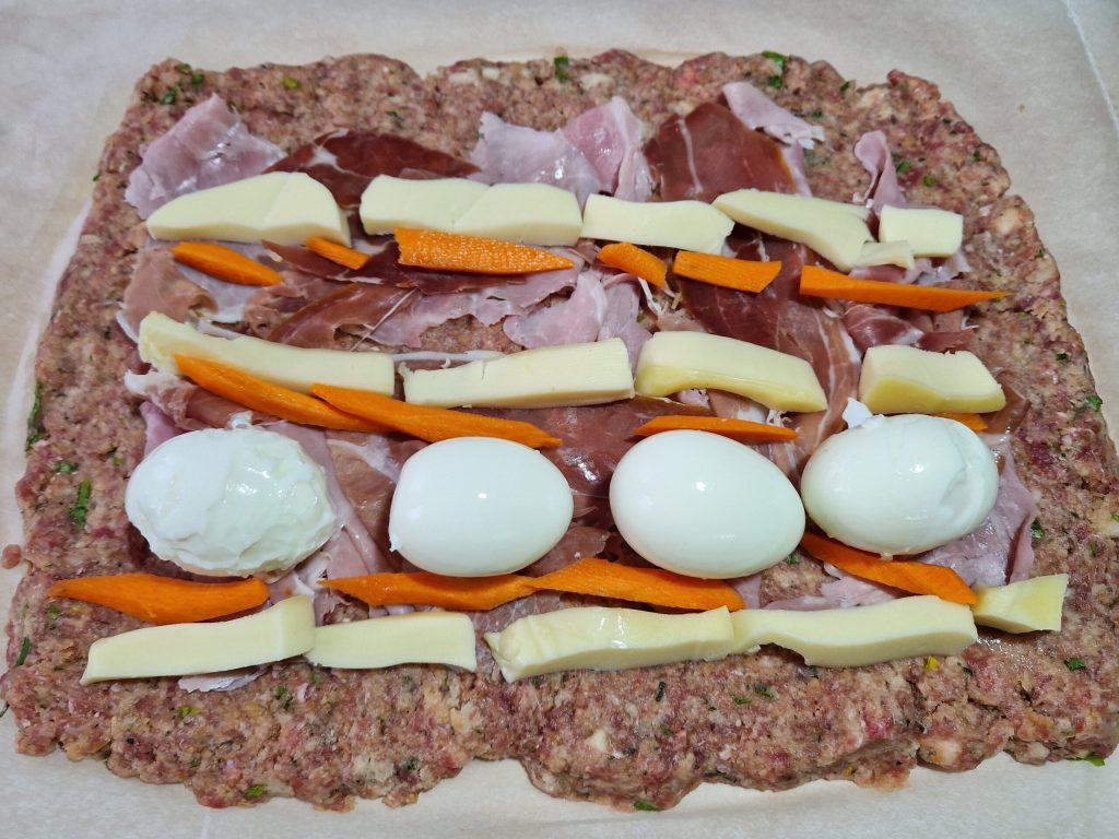 O rocambole ao molho com batatas