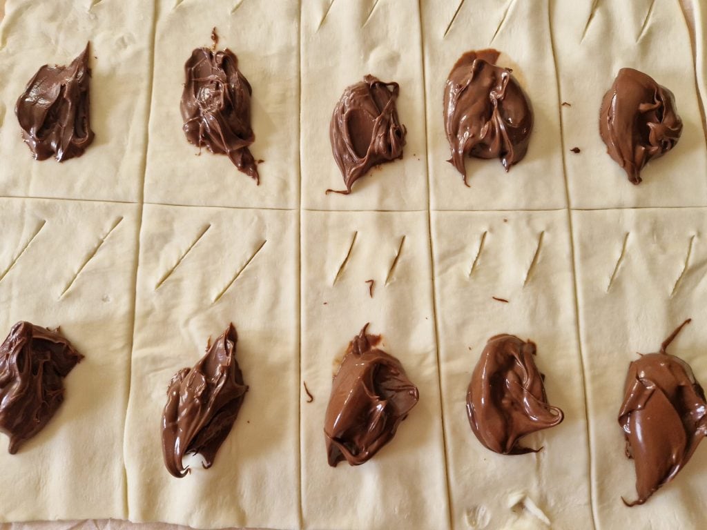 Os biscoitos rápidos de massa folhada com chocolate