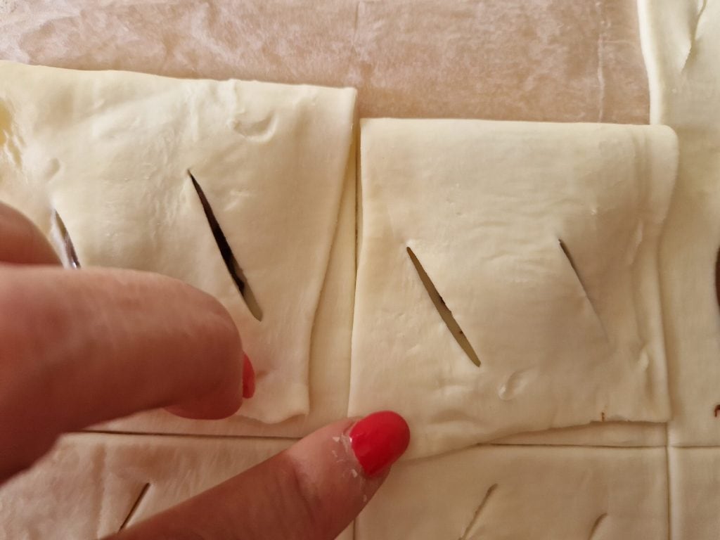 Os biscoitos rápidos de massa folhada com chocolate