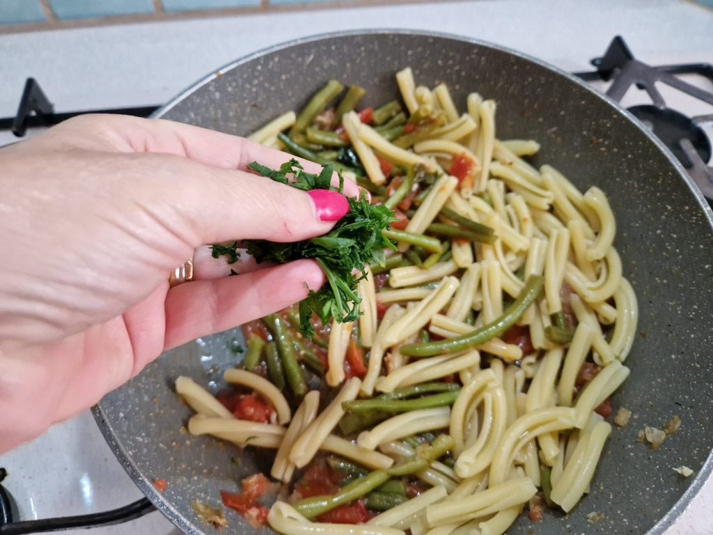 Macarrão com vagens e tomate à siciliana