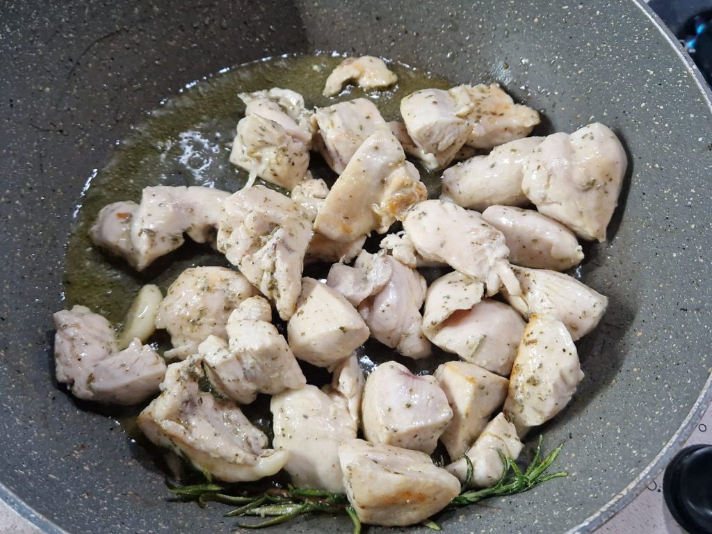 Os pedaços de frango com abóbora