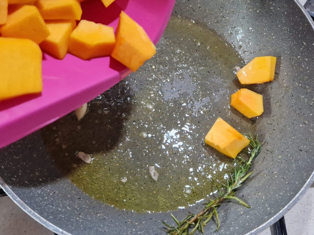 Os pedaços de frango com abóbora