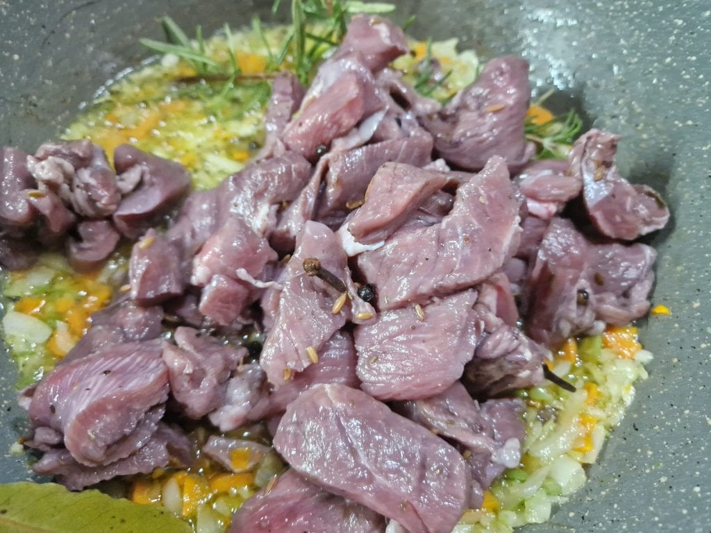 Como cozinhar javali ao molho