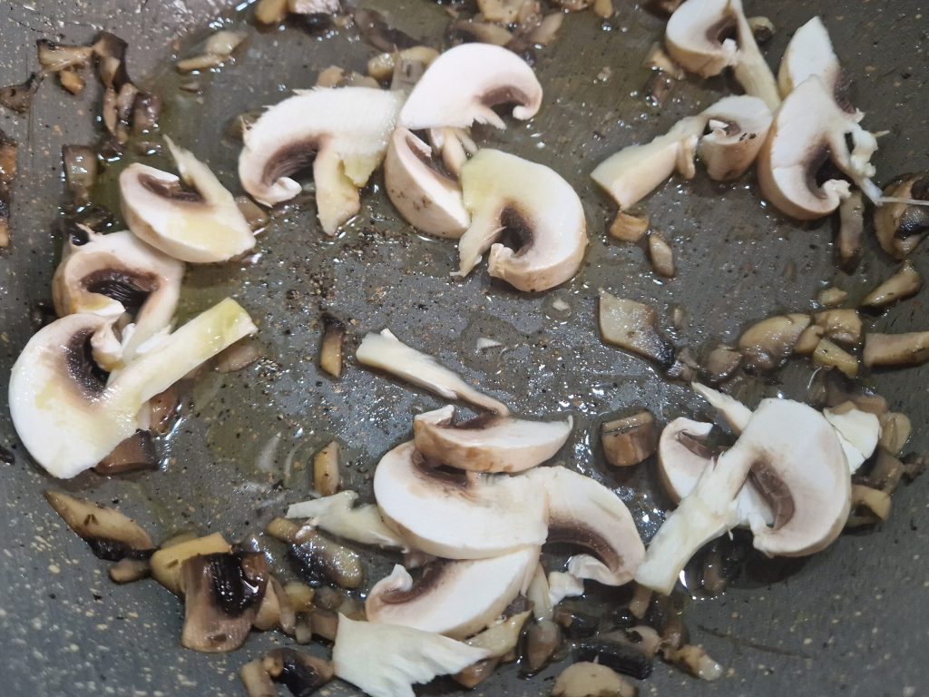 cogumelos na frigideira