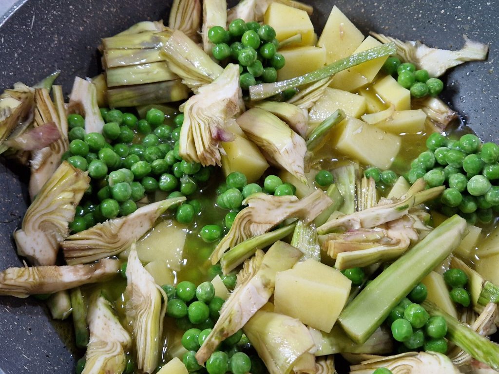 O ensopado de alcachofras com batatas e ervilhas