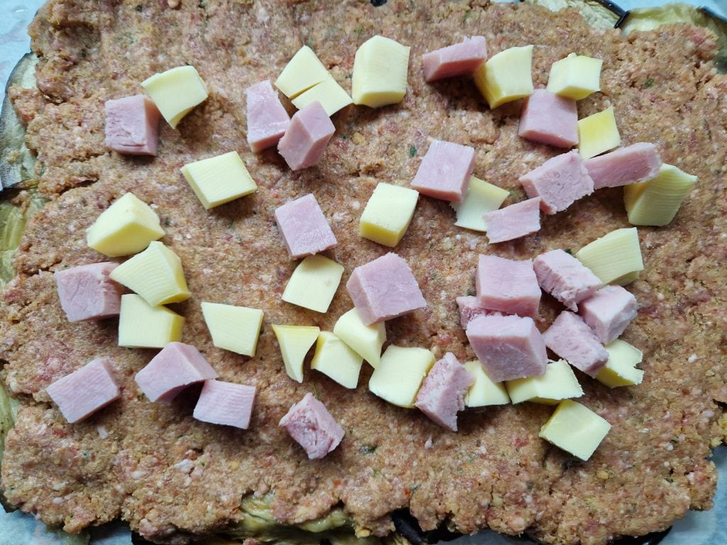 O rocambole de carne e berinjela