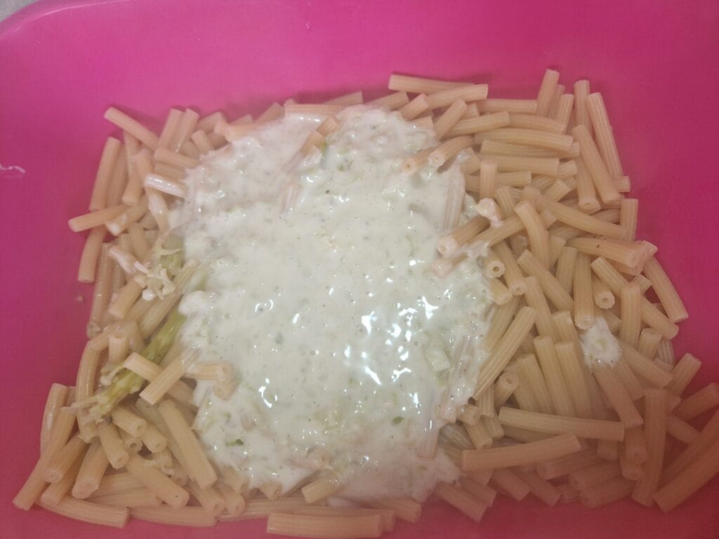 Macarrão de forno com molho de couve-flor roxa