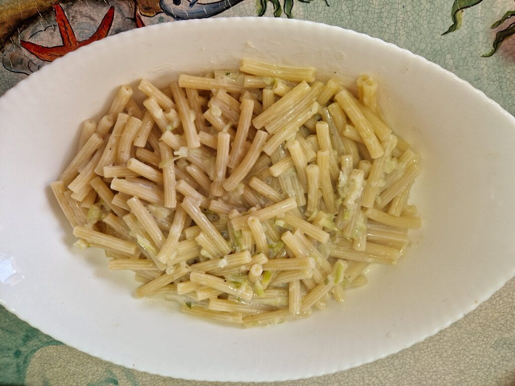 Macarrão de forno com molho de couve-flor roxa