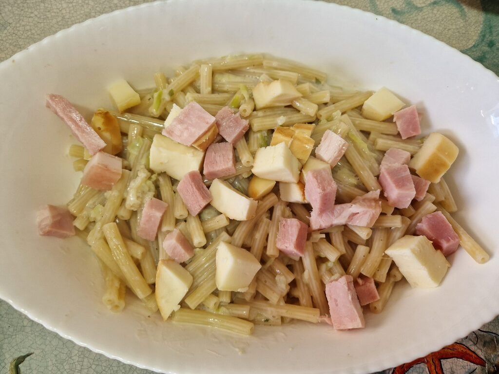 Macarrão de forno com molho de couve-flor roxa