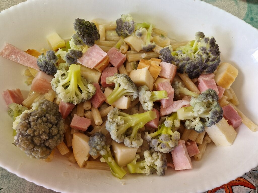 Macarrão de forno com molho de couve-flor roxa