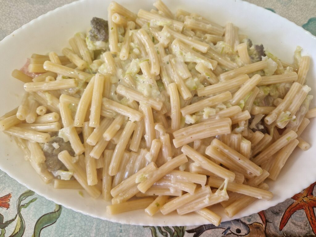 Macarrão de forno com molho de couve-flor roxa