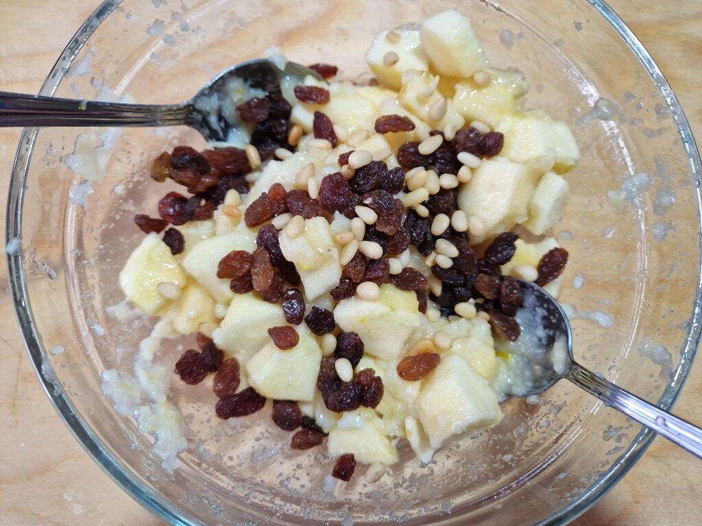 maçã uva-passa pinhões