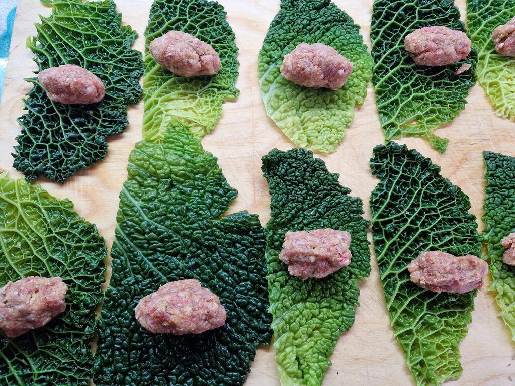 Pronto os rolinhos de repolho e linguiça