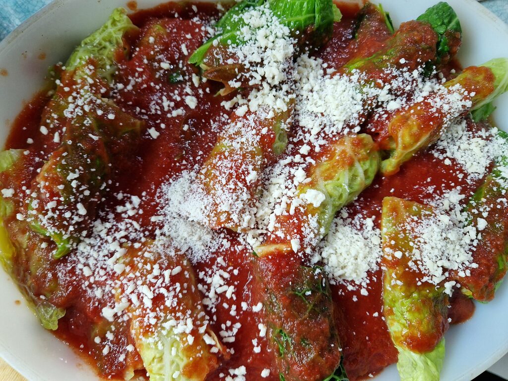 Pronto os rolinhos de repolho e linguiça