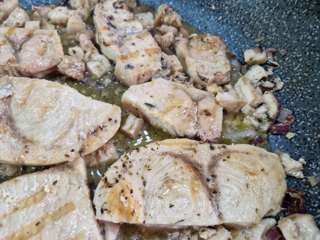 Massa com peixe espada, tomatinhos e berinjelas