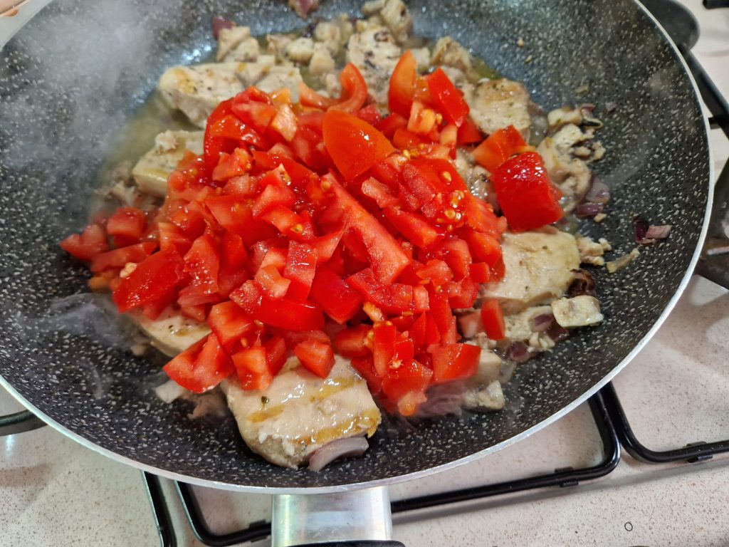 Massa com peixe espada, tomatinhos e berinjelas