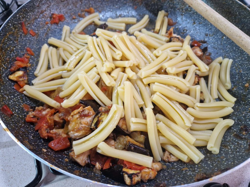 Massa com peixe espada, tomatinhos e berinjelas