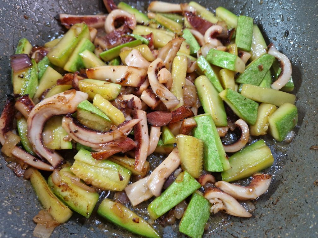 Lulas com legumes salteados