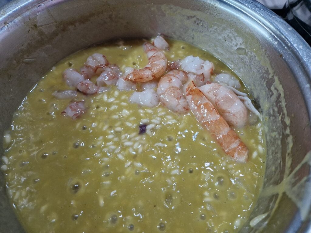 O risoto com aspargos e camarões