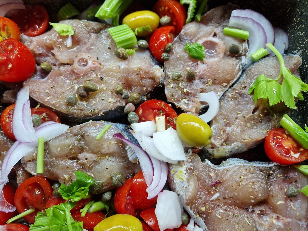 Os pedaços de peixe-agulha imperial ao forno