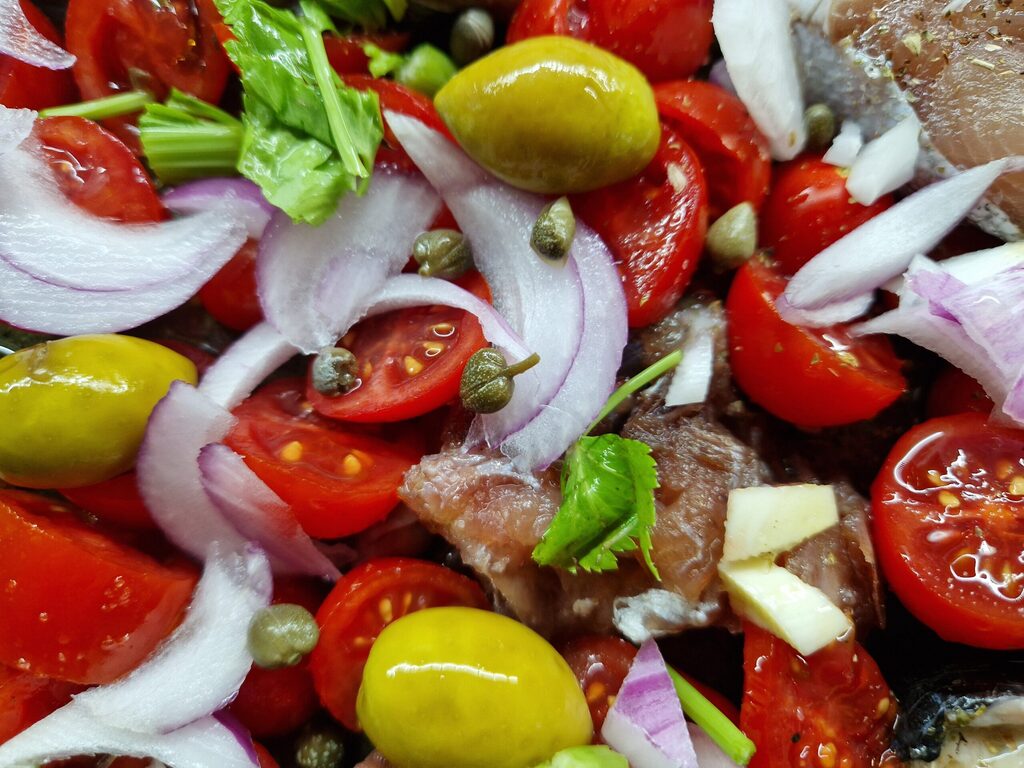 Os pedaços de peixe-agulha imperial ao forno