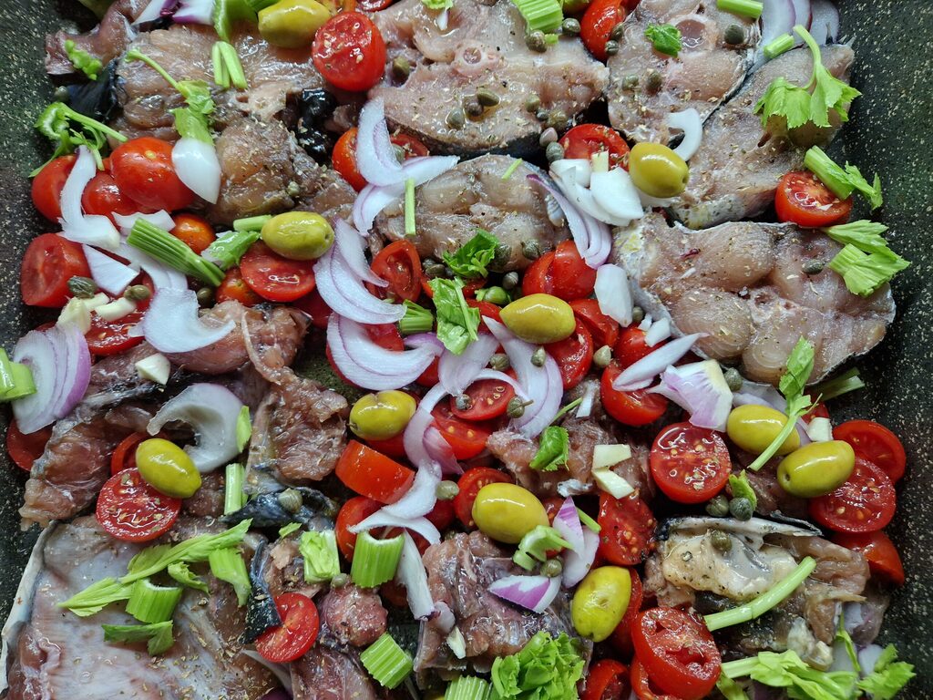 Os pedaços de peixe-agulha imperial ao forno