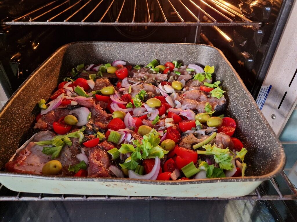 Os pedaços de peixe-agulha imperial ao forno