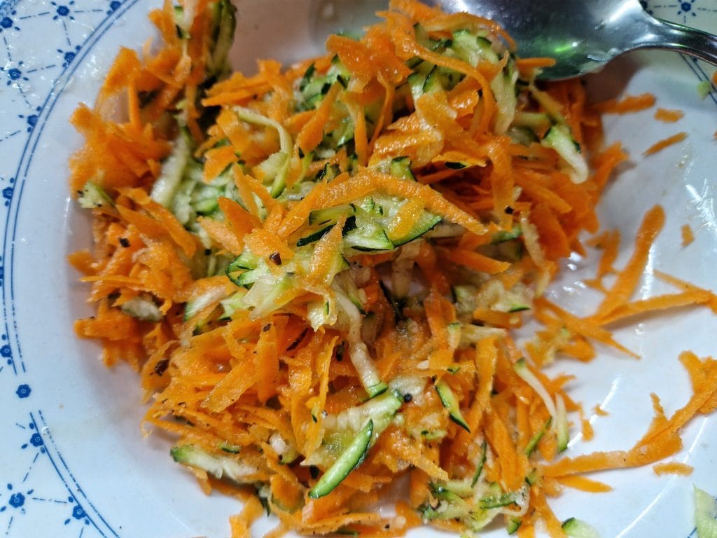 saladinha de peixe-espada e legumes